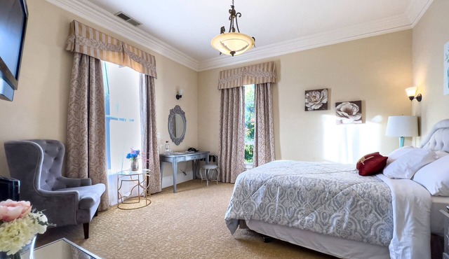 Cozy Queen Suite Soaking Tub Monterey Area