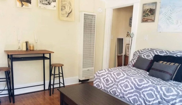 Cozy Studio, Great Location, Separate Entrance!