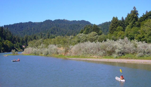 Culture Blend ~ Great Group Getaway, Hot Tub, River Access, Game Room, BBQ!