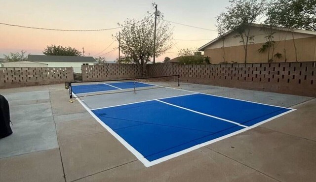 Cute 3 bed 2 bath with Pickle Ball Court! Sleeps 28 inquire within : p