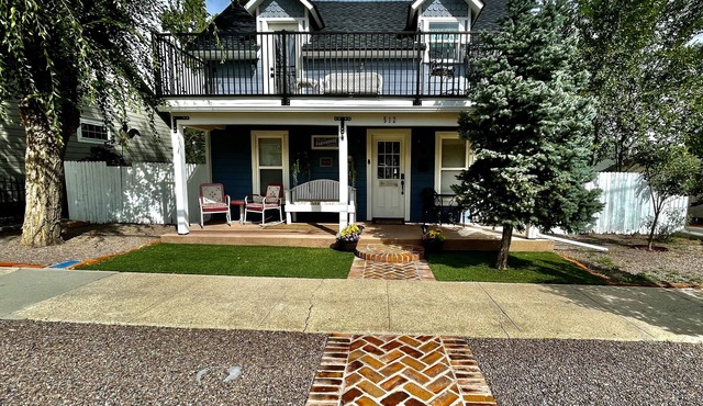 Darling Farmhouse Upstairs 1 Bedroom & Kitchenette Master Suite. Walk Downtown!