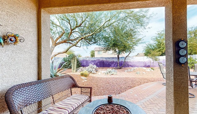 Desert retreat with enclosed yard, instruments, alfresco dining, grill, & W/D