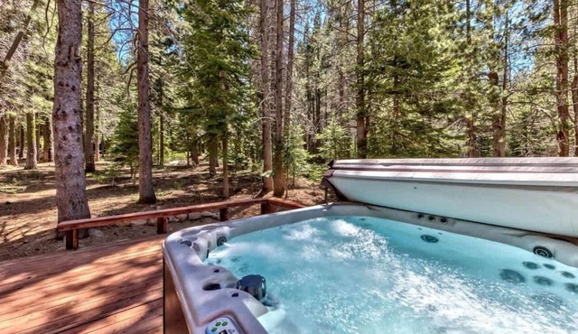 Designer Cabin @Donner:Hot Tub, Arcade Game, Trail