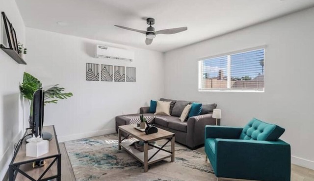 Detached Private Guesthouse - Full Kitchen, 1BD + 1BA, Parking Spot - Sleeps 2