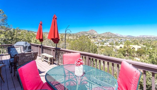 Discover Prescott charm, just a 7-min drive from Whiskey Row with amazing views!