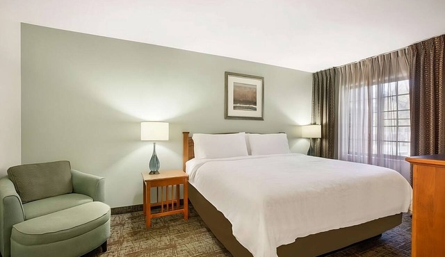 Discover San Diego: Comfortable Unit w/Pool, Breakfast & Pet-Friendly Stay!