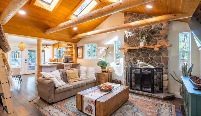 Downtown Pine Lodge with Bunkhouse and Hot Tub Great for Family, Friends & Pets!