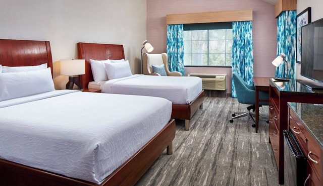 Dual Queen Room for Families | 0.1 Miles to Six Flags Magic Mountain Thrills