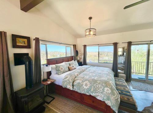 Eagles Nest Casita Luxury king memory foam bed feather pillows & duvet Amazing views, private balcony, Great location & Dog friendly