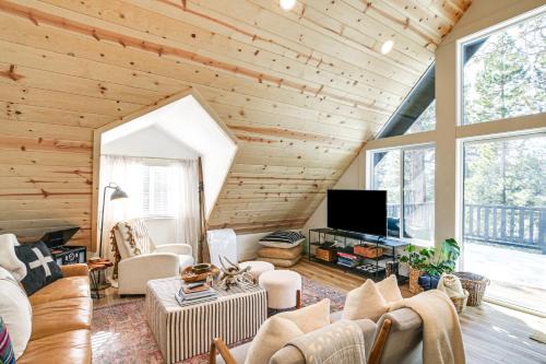 East Shore Peninsula Cabin w/Pickleball Court