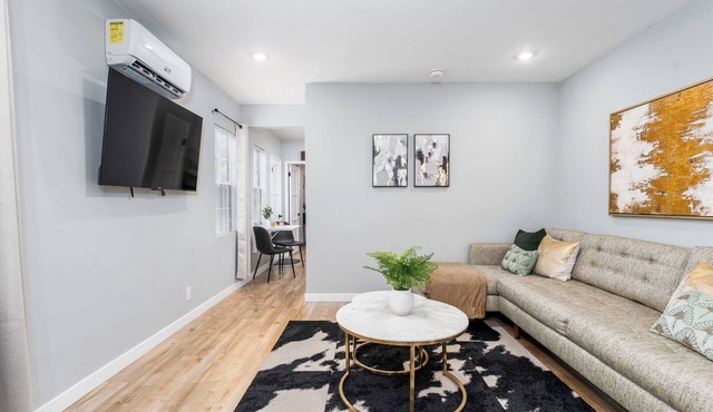 Echo Park Haven: 1 BR LA Chic Retreat