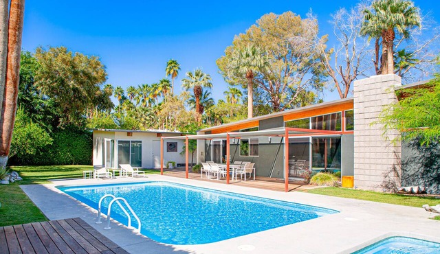 Elegant, mid-century Alexander butterfly home w/pool & gas grill