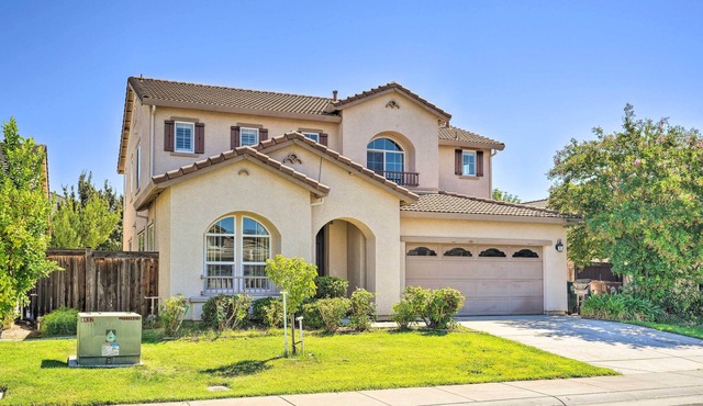 Elk Grove House w/Grill ~ 3 Mi to Old Town!