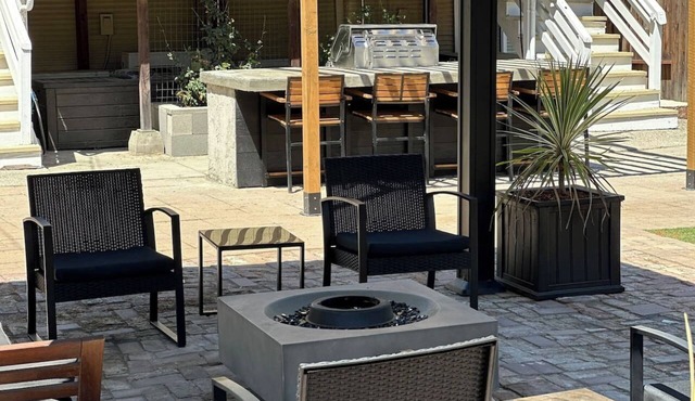 Enchanting Downtown 2-Bedroom w/Gorgeous Backyard