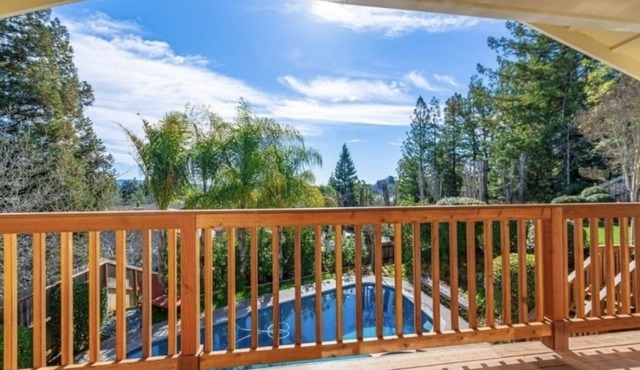 Enjoy the wine country from a gorgeous Napa Valley home!