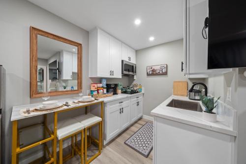 Entire Private Studio with 1 King Bed, Full Kitchen, Gated Yard, Available Now