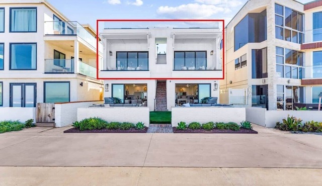 Entire Upper Oceanfront Masterpiece with Rooftop, Hot Tub + Sauna