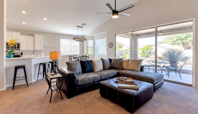 Excellent Location! Golf, Hiking, Private Pool + Heated Community Pool/Spa & Parks, TVs in all rooms
