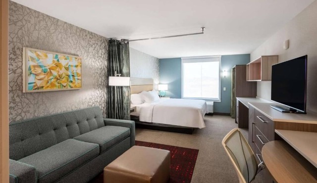 Experience Modern Hospitality! Minutes from Sky Harbon Airport, Free Breakfast
