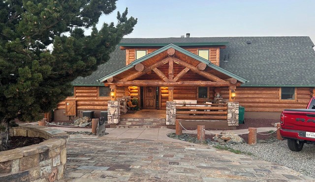 Fabulous 4-bedroom hilltop log cabin in charming Prescott