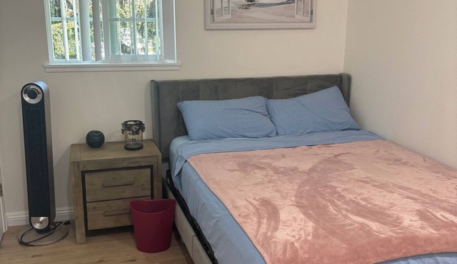 Fabulous private bedroom near the beach and shops