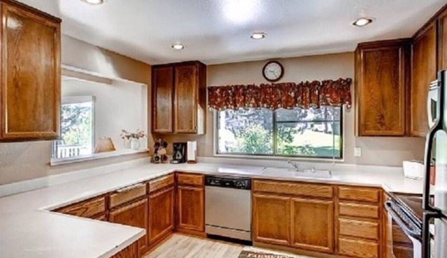 Family and friends getaway in Plumas Pines, 2 Master bedrooms, sleeps up to 10!