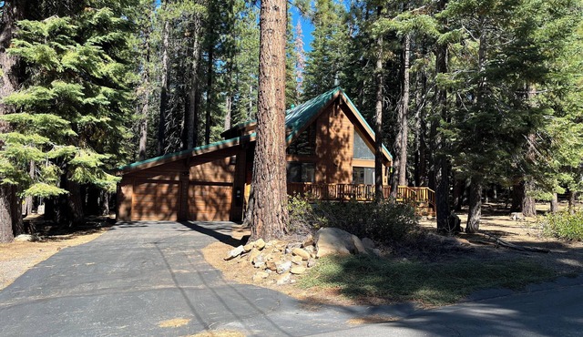 Family friendly home set amongst the pines, and backing up to a National Forest