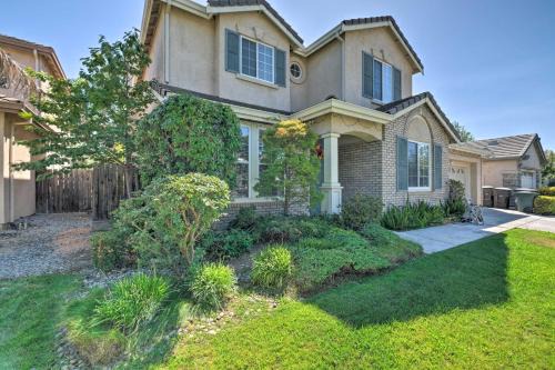 Family-Friendly Tracy House with Patio & Grill!