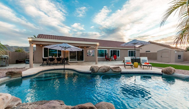 Family Getaway! Sleeps 12, Pool, Playground, Game Room
