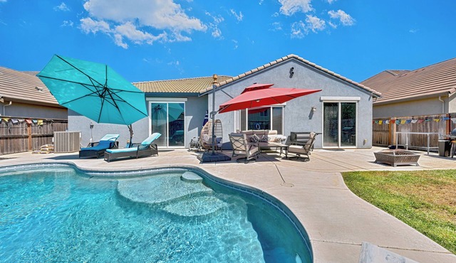 Family Pool Home – Saltwater Pool & Fire Pit – 2 King Suites – Sleeps 12