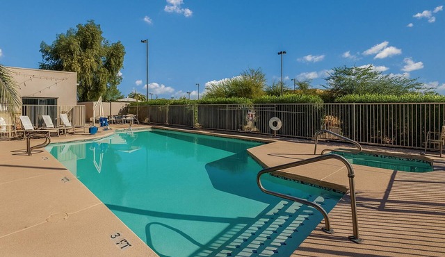 Family Vacay awaits! Spacious Unit, Pool, Free Breakfast, Wifi, and Parking