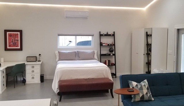 Fully Furnished Studio, Private Parking, Laundry, Private Outdoor Space
