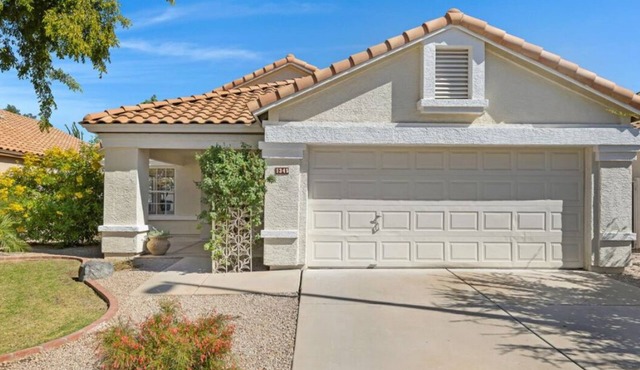 Fun Gilbert home with swim spa and ping pong in Val Vista Lakes!
