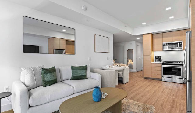 Gaslamp Quarter 1BR · Private Balcony & King Bed