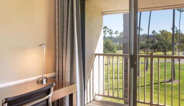 Golf View King Fireplace | Drive to Coastal Escape, Hiking Trail & Relaxing Pool