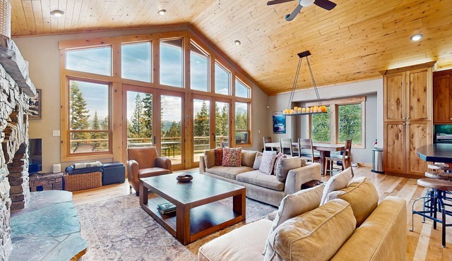 Gorgeous dog-friendly home with private hot tub, shared pool & mountain views