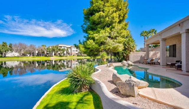 Gorgeous Lakefront Paradise w Pool & Views