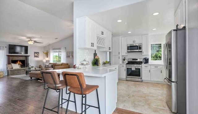 Gorgeous retreat with salt water pool & spa. Mid term welcome!