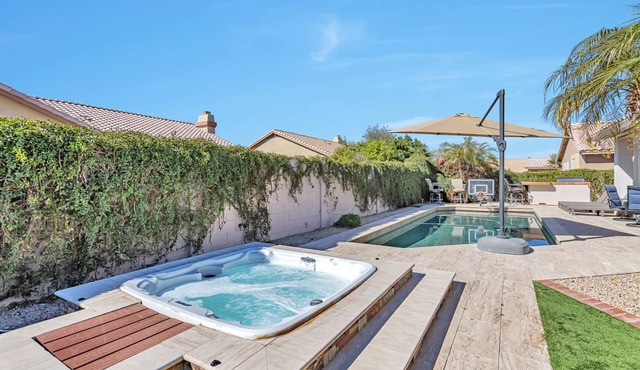 Great for Entertaining! Sparkling Pool & Spa, BBQ, WIFI, Near Dining, Shopping + Major Sports Venues