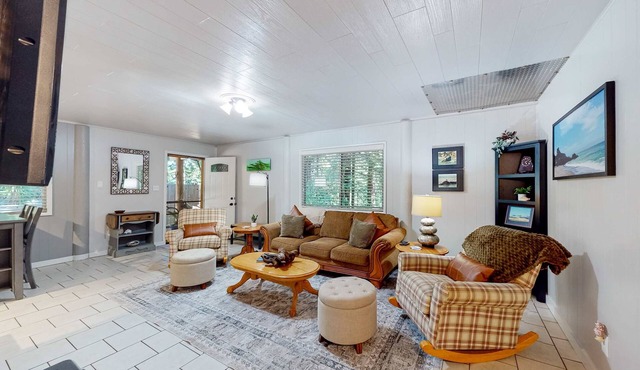 Gualala 2BR dog-friendly coastal cabin with firepit near trails