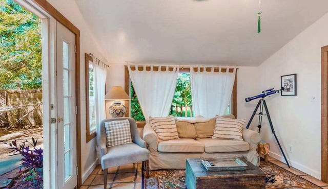 Guerneville 2BR vineyard-view cottage with atrium — dogs welcome