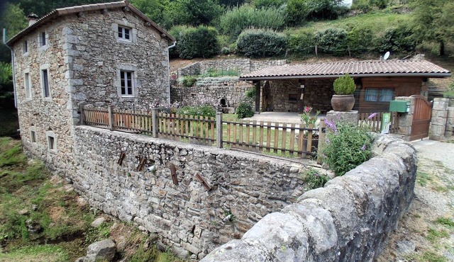 Guest house "Between river and nature