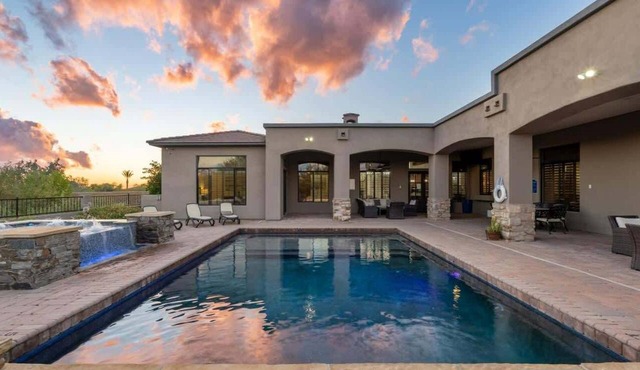 HÓZHÓ Desert Views | Pool, Hot Tub, Movie Theatre