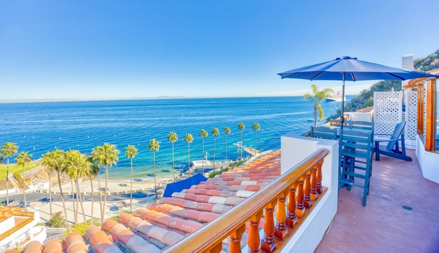H160 - Impeccably Decorated Villa + Panoramic Ocean Views + 6-Seater Golf Cart +
