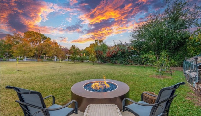 Half acre 5 bedroom 4 bath farmhouse. Huge Yard, Arcade, Firepit, Pool Phoenix!