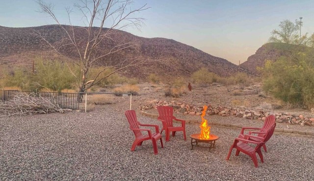 Havasu Coral Reef - Desert Backdrop, Trail Access, Pets, Fire pit