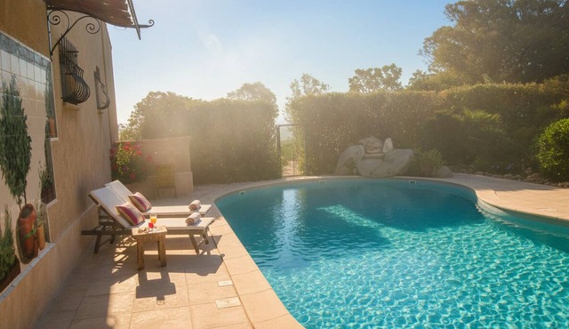 Haven of peace 2-person apartment 35 m2 swimming pool, air conditioning, mountain and sea views.