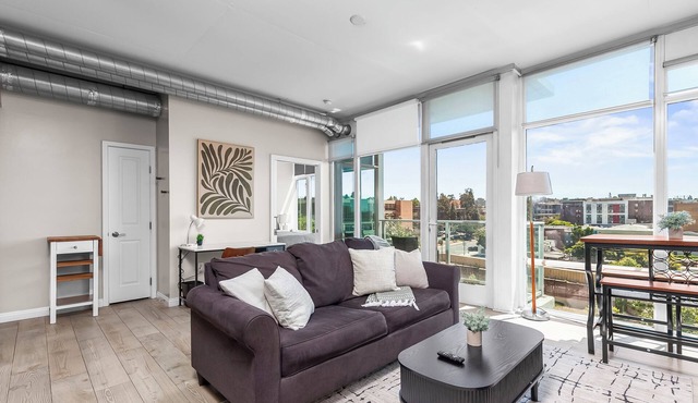 Heart of Downtown 1BR Condo w/Parking, Washer & Dryer, WiFi, Jacuzzi, Gym, Bbq