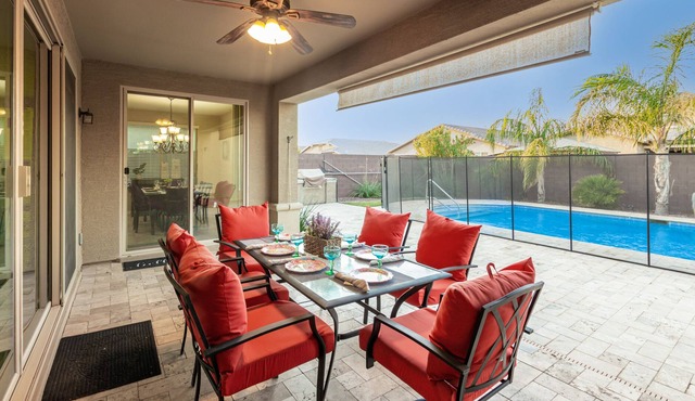 Heated Pool! 2 King Bedrooms Perfect for Sharing! 30 Night min.
