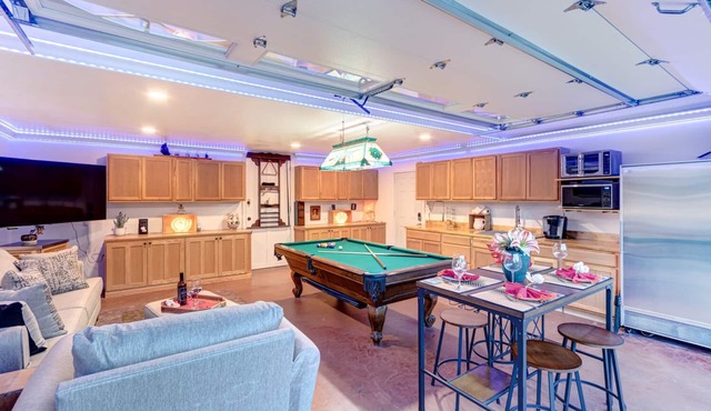 Hidden Gem-Private, 1B/B, Privacy, Fully Fenced, Deck, Outdoor living,
